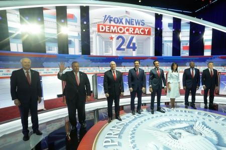 　２３日、米ウィスコンシン州ミルウォーキーで大統領選の共和党候補者討論会に臨む８人の候補者（ＡＰ＝共同）