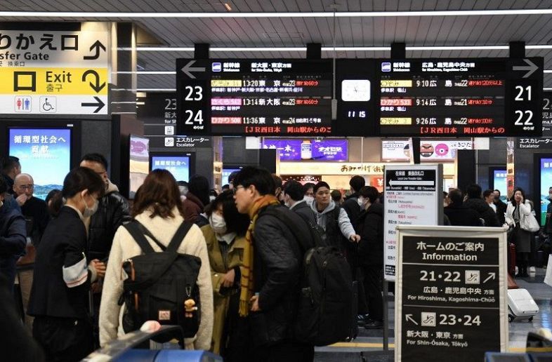 混雑するＪＲ岡山駅の新幹線改札口付近＝８日午前１１時１６分