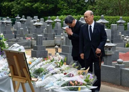 　安倍元首相銃撃事件から１年となり、献花のため、慰霊碑が設置された奈良市の霊園を訪れた前国家公安委員長の二之湯智氏（右）＝８日午前