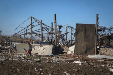 　ロシアの攻撃で破壊されたウクライナ・ヘルソン近郊の農場＝１０日（ＡＰ＝共同）