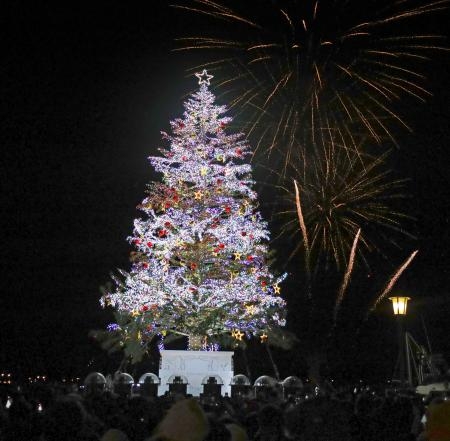 　北海道函館市の赤レンガ倉庫前で点灯された巨大クリスマスツリー＝１日夜