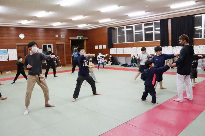 福島さん（右端）と一緒に突きの練習をする子どもたち＝２月１８日、倉敷市立東陽中