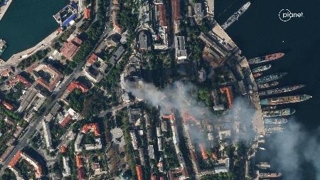 　ウクライナ南部クリミア半島のセバストポリにあるロシア黒海艦隊司令部から煙が上がる様子を写した衛星写真＝２２日（Ｐｌａｎｅｔ　Ｌａｂｓ　ＰＢＣ提供・ロイター＝共同）