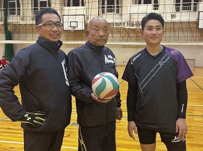 全日本高校バレーボール選手権に挑む（左から）亀山洋司さん、精二さん、侑生さん＝金光学園高