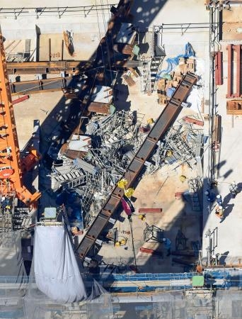 　作業員が転落する事故があった東京都中央区八重洲のビル建設現場＝１９日午前１０時２１分（共同通信社ヘリから）