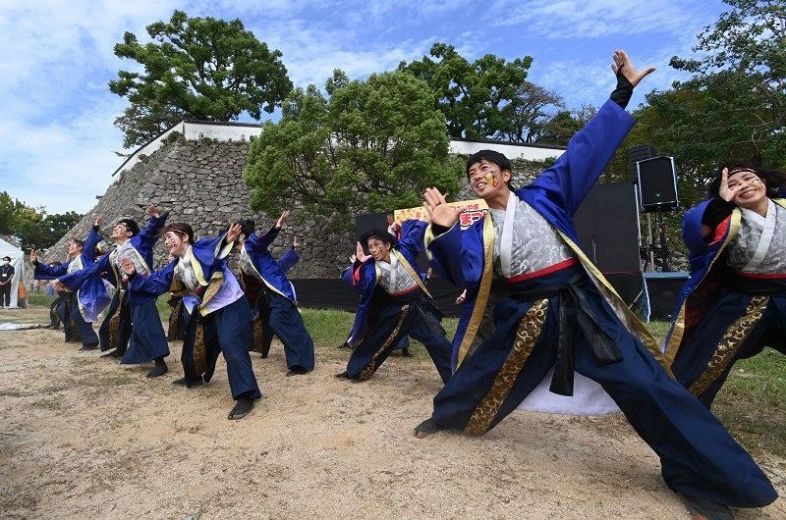 満面の笑みでうらじゃおどりを披露する踊り手たち＝岡山城下の段広場