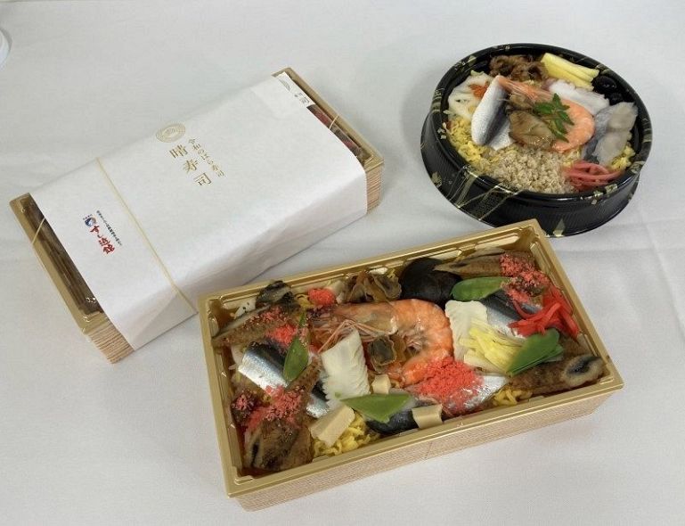 ６月１日発売の晴寿司。すし遊館新倉敷店（左と手前）、おかやまコープやＡコープの店舗（右上）に並ぶ