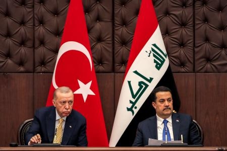 　トルコのエルドアン大統領（左）とイラクのスダニ首相＝２２日、バグダッド（ＡＰ＝共同）