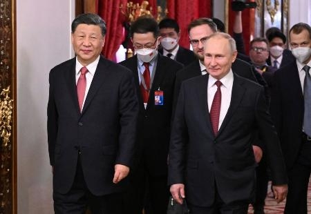 　ロシアのプーチン大統領（右）と中国の習近平国家主席＝３月（ロイター＝共同）