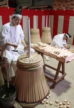 　熊野那智大社の「那智の扇祭り」を前に、大詰めを迎えた大たいまつ作り＝１４日午前、和歌山県那智勝浦町