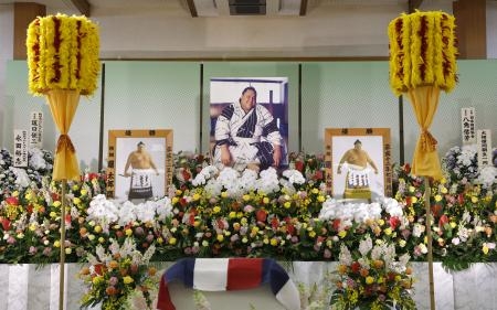　大相撲の元横綱曙の葬儀で祭壇に飾られた遺影＝１４日午後、東京都内