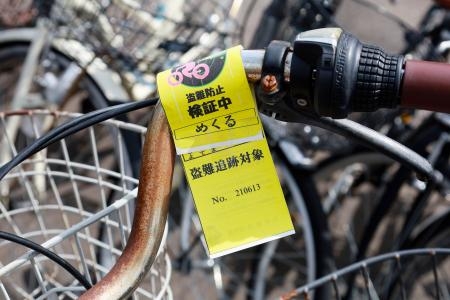 　無施錠の自転車に取り付けられたタグ＝７日、愛知県北名古屋市