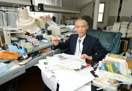 　自宅書斎で「資料を整理する時間がなく、補助机で書いている」と話す森村誠一さん＝２０１３年４月
