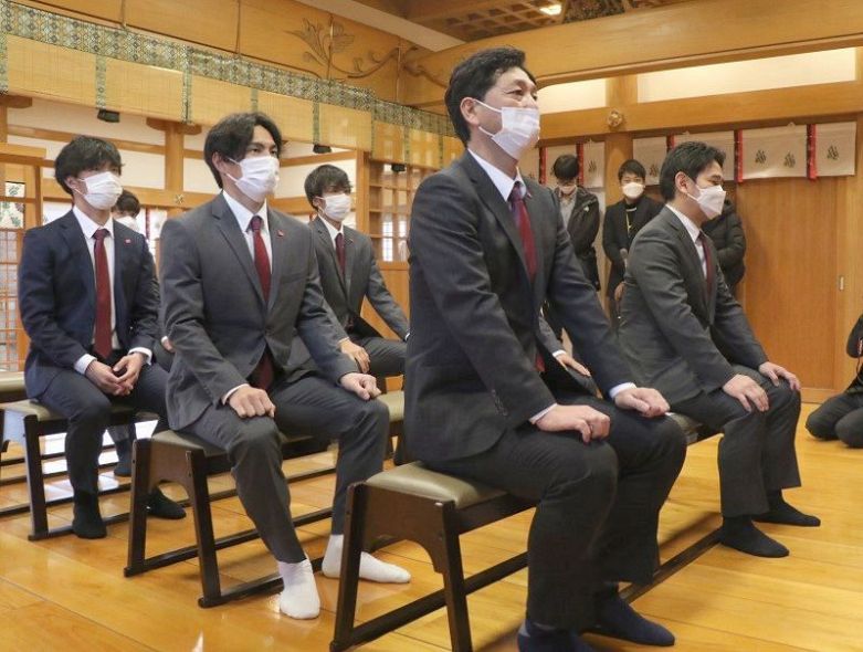 今季のファジアーノ岡山の必勝を祈願する木山隆之監督（右から２人目）ら＝沖田神社