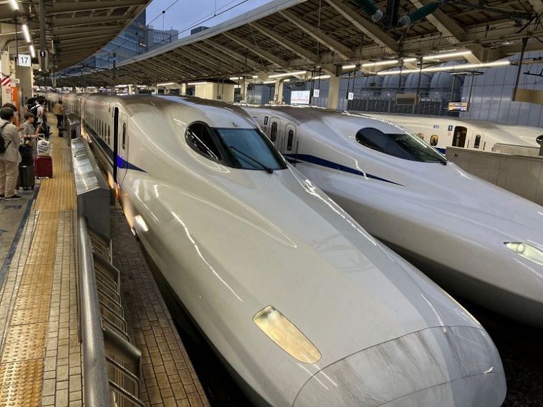 運転を見合わせている東海道新幹線＝２日午後５時３４分、東京駅ホーム