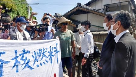 　中国電力担当者（右）の前に立ちふさがる反対派住民＝２日午前、山口県上関町