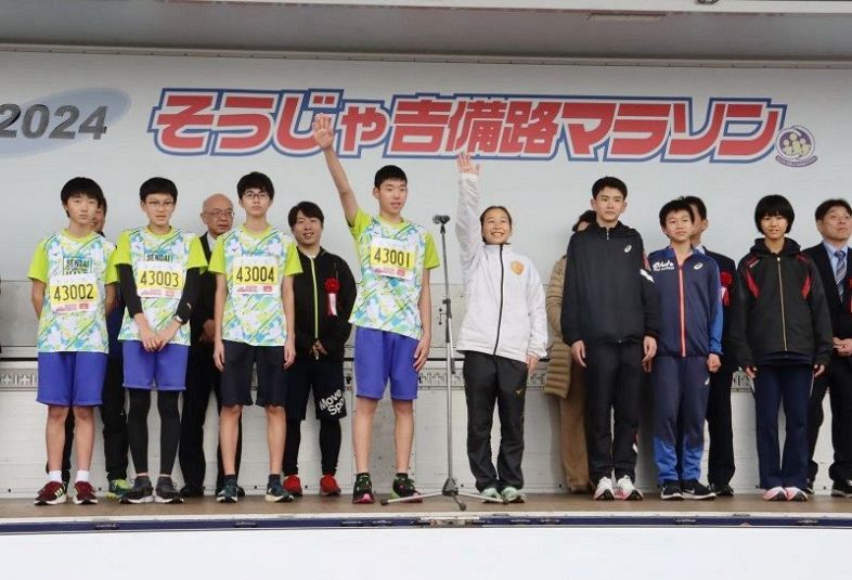 選手宣誓に登場した中学生８人。夏井さん（中央左）と吉村さん（同右）が決意を述べた