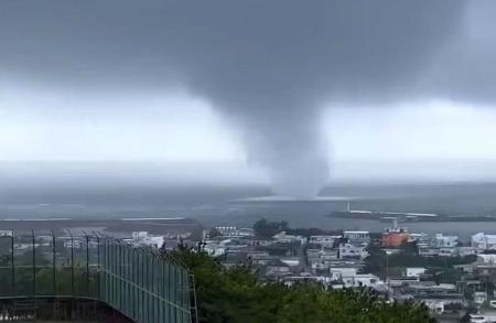 　５日、沖縄県・伊江島で撮影された竜巻（目撃者提供）