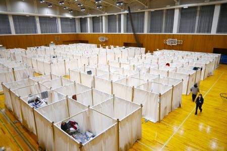 　建築家坂茂さんが代表を務めるＮＰＯ法人が金沢市の避難所に設置した、紙管と布を組み合わせた間仕切り＝１３日