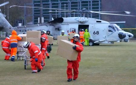 　石川県輪島市で支援物資を運ぶ消防隊員ら＝６日午前７時４１分