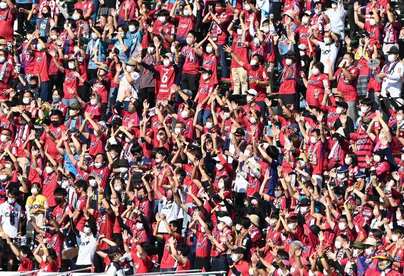 声出し応援が一部エリアで解禁された秋田戦のスタンド。サポーターの熱気がスタジアムを包んだ＝２０２２年１０月１６日、シティライトスタジアム