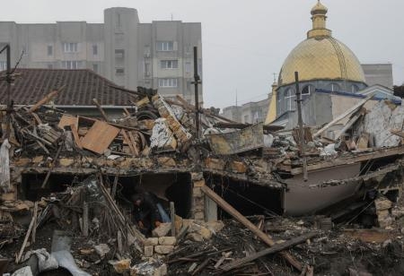 　ロシア軍のミサイル攻撃により破壊された住宅＝２９日、ウクライナ南部オデッサ（ロイター＝共同）