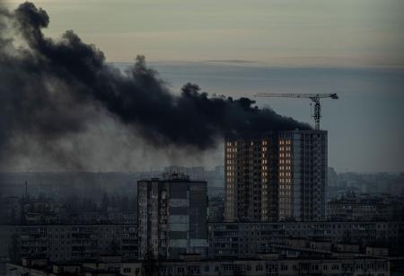 　２９日、ウクライナの首都キーウで、ロシア軍による攻撃を受け黒煙が上がる建物（ロイター＝共同）