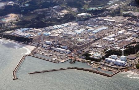 　処理水の海洋放出を始めた東京電力福島第１原発＝２４日午後１時７分（共同通信社ヘリから）