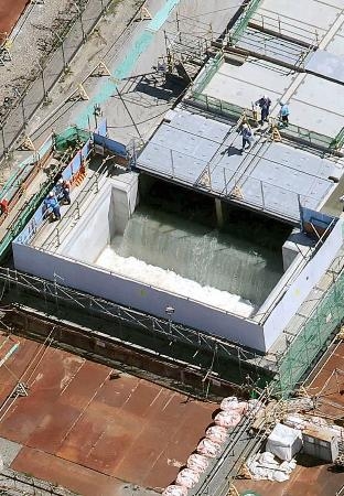 　東京電力福島第１原発の処理水の海洋放出が始まり、海底トンネルに直結した立て坑に流れ込む海水で希釈した処理水＝２４日午後１時３３分（共同通信社ヘリから）