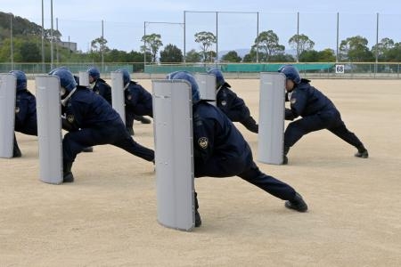 　新人刑務官が行う、盾を用いた警備訓練＝２０２３年１１月、高松市