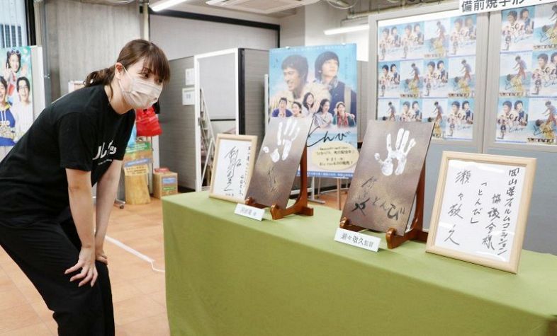 阿部寛さんら手形刻んだ陶板展示　岡山県庁 映画「とんび」撮影記念
