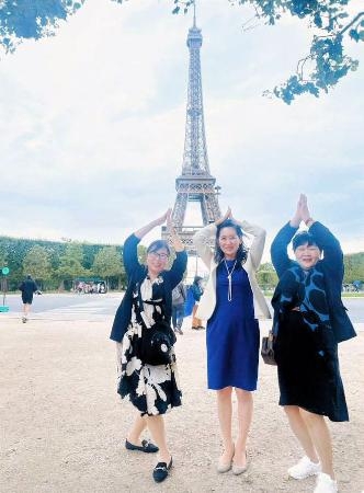 　松川るい参院議員（中央）がＳＮＳに投稿した、パリの観光名所エッフェル塔前でポーズを取る写真。現在は削除されている