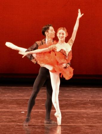 　ジャクソン国際バレエコンクールの入賞者記念公演で踊りを披露する徳彩也子さん（右）と佐々木嶺さん＝２３日、米南部ミシシッピ州ジャクソン（共同）