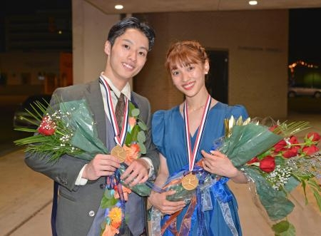 　ジャクソン国際バレエコンクールで金賞を受賞した徳彩也子さん（右）と佐々木嶺さん＝２３日、米南部ミシシッピ州ジャクソン（共同）