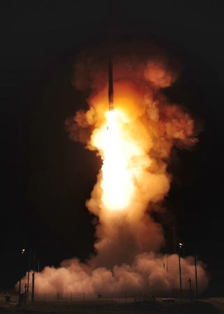 　２０１７年、米カリフォルニア州のバンデンバーグ空軍基地で行われたミニットマン３の発射実験（米空軍提供・共同）