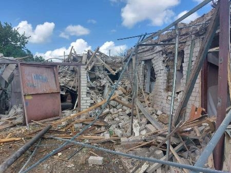　ロシア軍による攻撃を受けて破壊されたウクライナ東部ドニエプロペトロフスク州の住宅＝２９日（同州提供・ロイター＝共同）