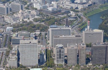 　東京・霞が関の官庁街（手前）。左奥は国会議事堂。
