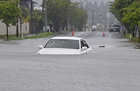 　大雨で道路が冠水した秋田市内＝１５日午後０時２３分