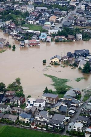 　記録的な大雨の影響で氾濫した太平川周辺＝１５日午後、秋田市