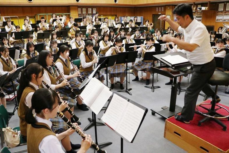 ジョイントコンサートに向け、練習に熱を入れる岡山学芸館高吹奏楽部のメンバー