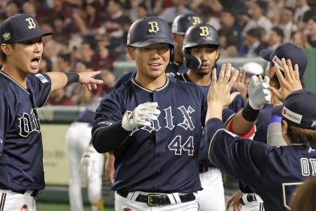 　１回、満塁本塁打を放ちナインに迎えられるオリックス・頓宮（中央）＝東京ドーム
