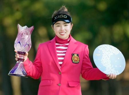 　女子ゴルフのツアー選手権リコー杯で２連覇を果たした山下美夢有。ポイントランキングで２年連続の年間女王となった＝２６日、宮崎県の宮崎ＣＣ