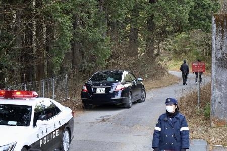 　遺体が見つかった現場周辺で警戒する警察官＝２２年１月、栃木県日光市