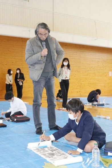 武藤さんの指導で墨絵に挑戦する児童たち