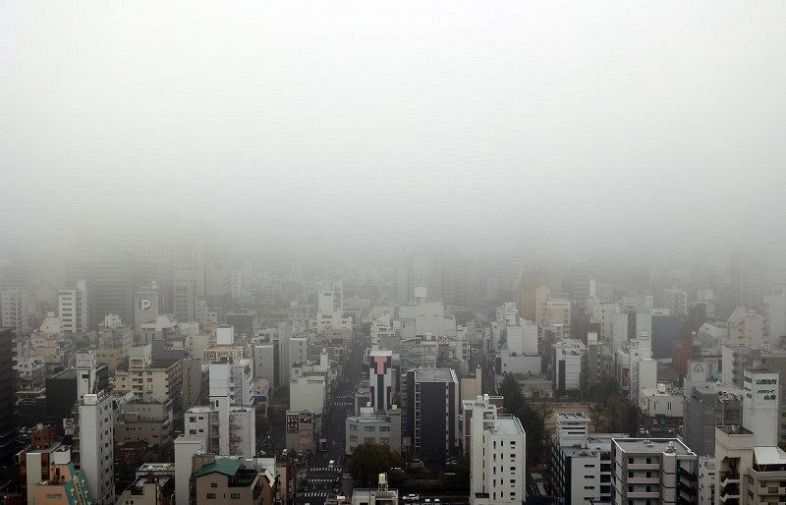 霧に覆われた岡山市中心部＝２０日午前９時４１分、同市北区柳町の山陽新聞社から東方向を撮影