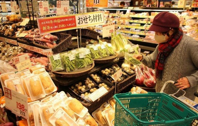 レンコンやクワイなど正月用食材が並ぶ岡山市内のスーパー