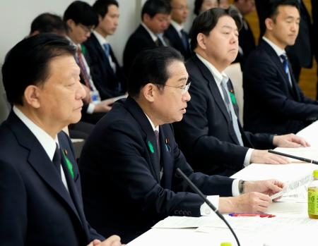　経済財政諮問会議であいさつする岸田首相（左から２人目）＝１９日午後、首相官邸