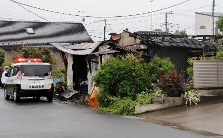 　水戸市大塚町の住宅火災現場＝１２日午前６時４５分