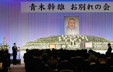 　東京都内のホテルで開かれた、故青木幹雄氏のお別れの会。左端は弔辞を述べる岸田首相＝２９日午後