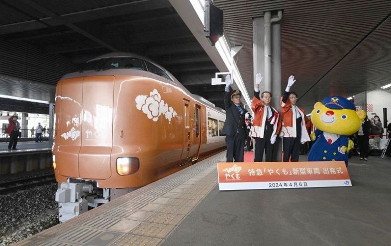 合図とともに出発する特急「やくも」の新型車両＝ＪＲ岡山駅